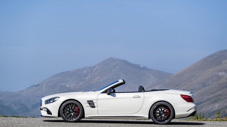 De facelift van de Mercedes SL maakt de legendarische roadster nog sportiever en stijlvoller. Het 2016-model maakt zijn debuut op de Los Angeles Motor Show.