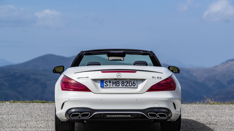 De facelift van de Mercedes SL maakt de legendarische roadster nog sportiever en stijlvoller. Het 2016-model maakt zijn debuut op de Los Angeles Motor Show.