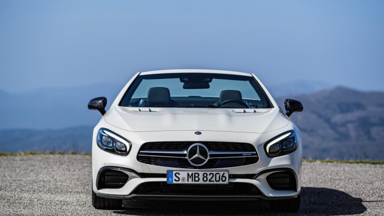 De facelift van de Mercedes SL maakt de legendarische roadster nog sportiever en stijlvoller. Het 2016-model maakt zijn debuut op de Los Angeles Motor Show.