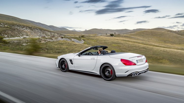 De facelift van de Mercedes SL maakt de legendarische roadster nog sportiever en stijlvoller. Het 2016-model maakt zijn debuut op de Los Angeles Motor Show.