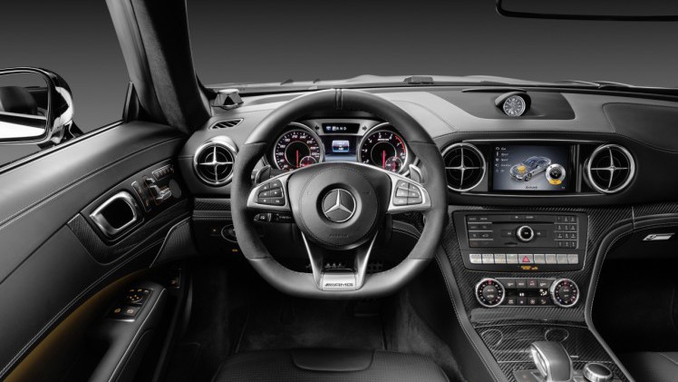 De facelift van de Mercedes SL maakt de legendarische roadster nog sportiever en stijlvoller. Het 2016-model maakt zijn debuut op de Los Angeles Motor Show.