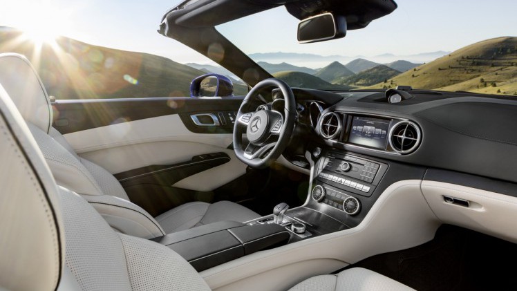 De facelift van de Mercedes SL maakt de legendarische roadster nog sportiever en stijlvoller. Het 2016-model maakt zijn debuut op de Los Angeles Motor Show.