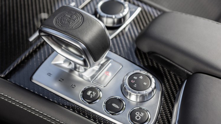 De facelift van de Mercedes SL maakt de legendarische roadster nog sportiever en stijlvoller. Het 2016-model maakt zijn debuut op de Los Angeles Motor Show.