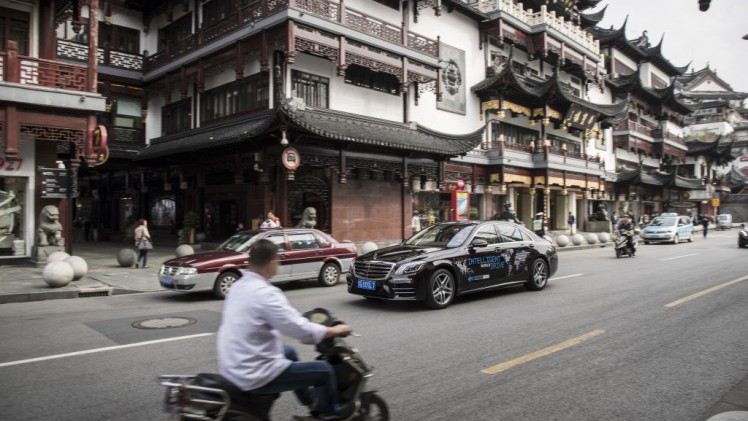 Mercedes is met de Intelligent World Drive actief in China. In Shanghai worden autonoom rijdende S-klasse getest onder specifieke omstandigheden.