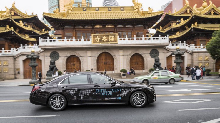 Mercedes is met de Intelligent World Drive actief in China. In Shanghai worden autonoom rijdende S-klasse getest onder specifieke omstandigheden.