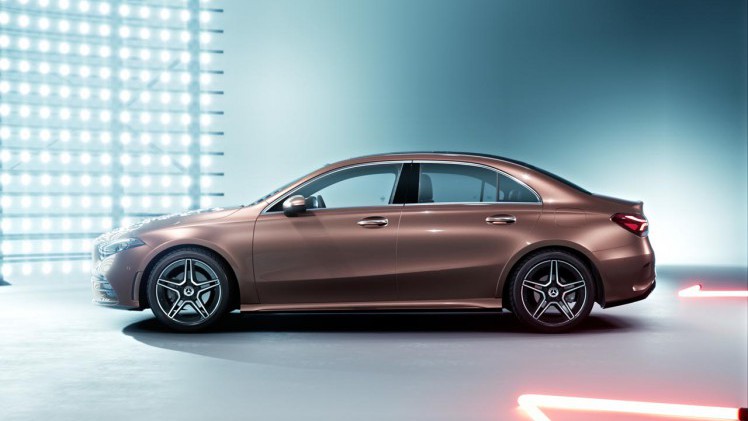 Mercedes brengt speciaal voor China een verlengde A-klasse sedan.
