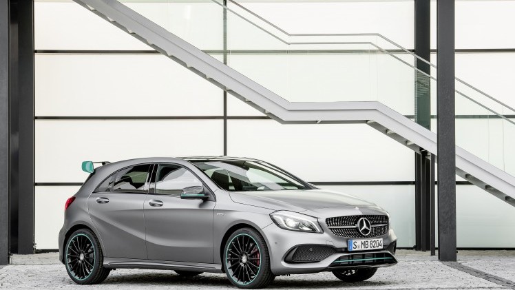 De Mercedes-Benz A-Klasse gaat nog maar drie jaar mee, maar krijgt nu al een kleine facelift. Aan het uiterlijk verandert er weinig, maar onderhuids is het grotendeels een compleet andere auto.