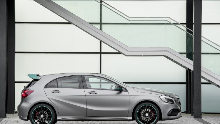 De Mercedes-Benz A-Klasse gaat nog maar drie jaar mee, maar krijgt nu al een kleine facelift. Aan het uiterlijk verandert er weinig, maar onderhuids is het grotendeels een compleet andere auto.