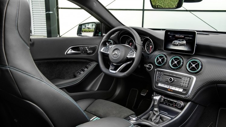 De Mercedes-Benz A-Klasse gaat nog maar drie jaar mee, maar krijgt nu al een kleine facelift. Aan het uiterlijk verandert er weinig, maar onderhuids is het grotendeels een compleet andere auto.