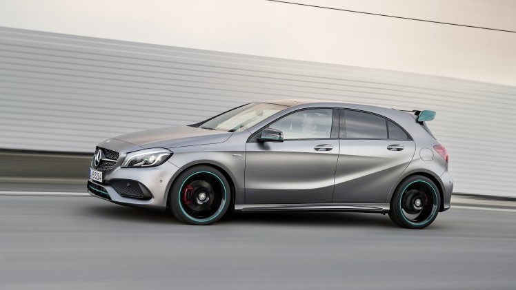 De Mercedes-Benz A-Klasse gaat nog maar drie jaar mee, maar krijgt nu al een kleine facelift. Aan het uiterlijk verandert er weinig, maar onderhuids is het grotendeels een compleet andere auto.