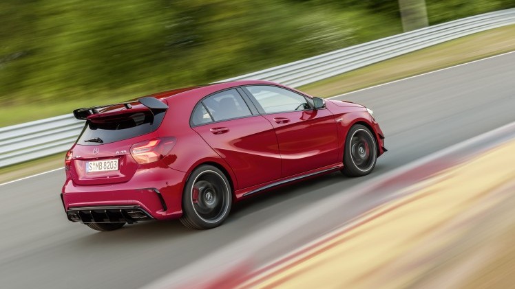 De Mercedes-Benz A-Klasse gaat nog maar drie jaar mee, maar krijgt nu al een kleine facelift. Aan het uiterlijk verandert er weinig, maar onderhuids is het grotendeels een compleet andere auto.