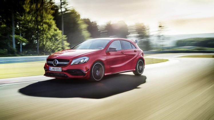 De Mercedes-Benz A-Klasse gaat nog maar drie jaar mee, maar krijgt nu al een kleine facelift. Aan het uiterlijk verandert er weinig, maar onderhuids is het grotendeels een compleet andere auto.