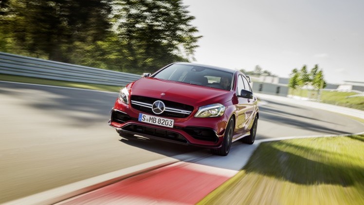 De Mercedes-Benz A-Klasse gaat nog maar drie jaar mee, maar krijgt nu al een kleine facelift. Aan het uiterlijk verandert er weinig, maar onderhuids is het grotendeels een compleet andere auto.