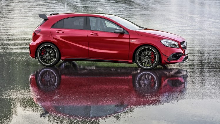 De Mercedes-Benz A-Klasse gaat nog maar drie jaar mee, maar krijgt nu al een kleine facelift. Aan het uiterlijk verandert er weinig, maar onderhuids is het grotendeels een compleet andere auto.