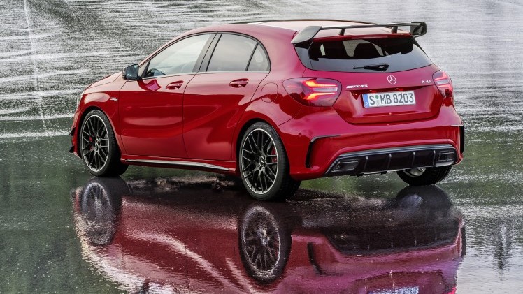 De Mercedes-Benz A-Klasse gaat nog maar drie jaar mee, maar krijgt nu al een kleine facelift. Aan het uiterlijk verandert er weinig, maar onderhuids is het grotendeels een compleet andere auto.