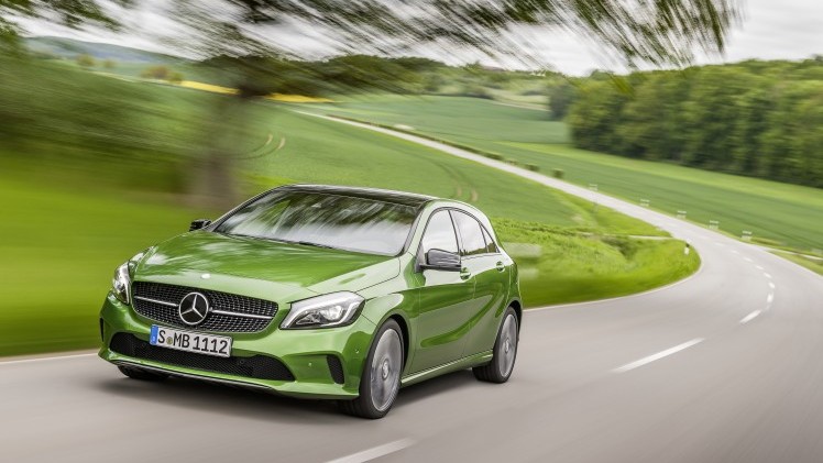 De Mercedes-Benz A-Klasse gaat nog maar drie jaar mee, maar krijgt nu al een kleine facelift. Aan het uiterlijk verandert er weinig, maar onderhuids is het grotendeels een compleet andere auto.