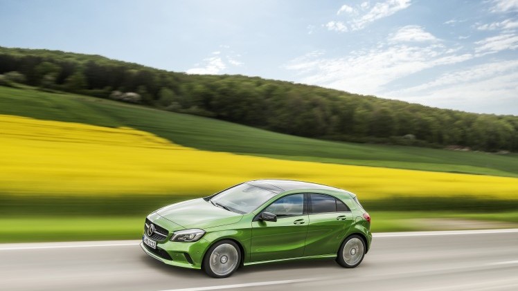 De Mercedes-Benz A-Klasse gaat nog maar drie jaar mee, maar krijgt nu al een kleine facelift. Aan het uiterlijk verandert er weinig, maar onderhuids is het grotendeels een compleet andere auto.