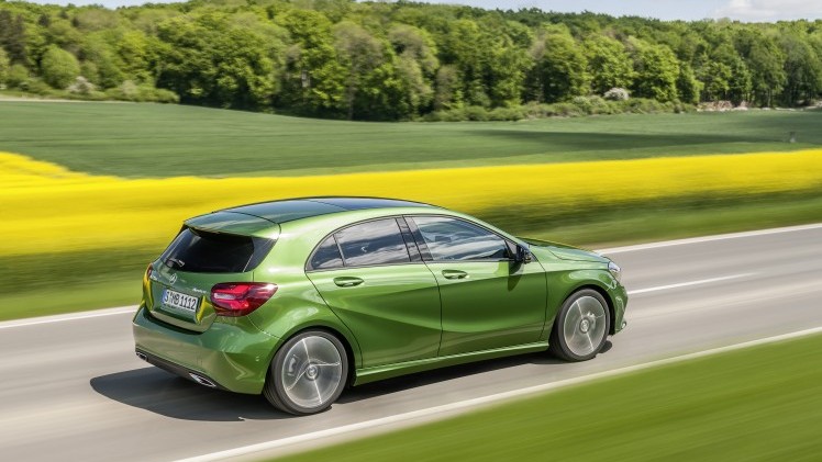 De Mercedes-Benz A-Klasse gaat nog maar drie jaar mee, maar krijgt nu al een kleine facelift. Aan het uiterlijk verandert er weinig, maar onderhuids is het grotendeels een compleet andere auto.