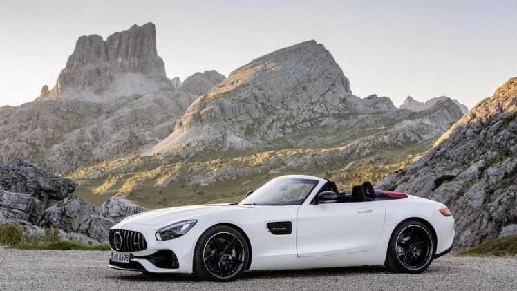 Mercedes-AMG presenteert de GT Roadster. Die brengt ook een nieuwe uitvoering met zich mee in de vorm van de GT C Roadster.