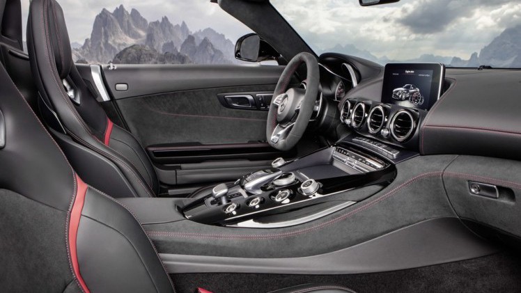 Mercedes-AMG presenteert de GT Roadster. Die brengt ook een nieuwe uitvoering met zich mee in de vorm van de GT C Roadster.