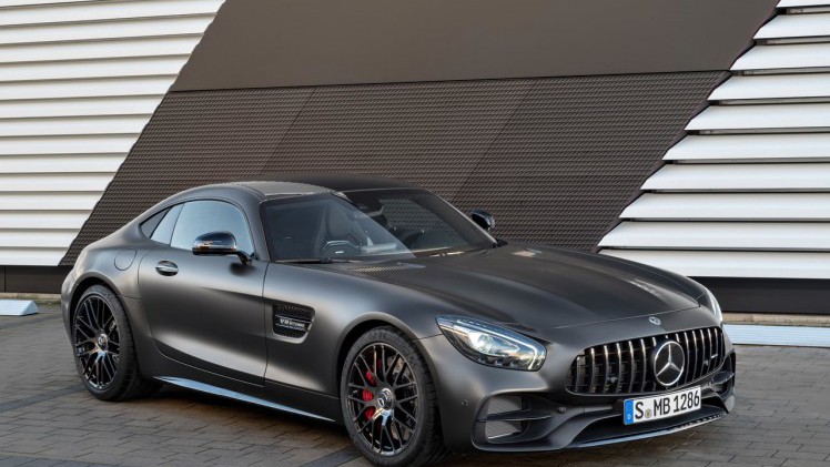 Mercedes-Benz vond het hoog tijd dat de AMG GT een facelift kreeg. Dat is nu gebeurd en het levert ook meteen een nieuwe limited edition-uitvoering op ter gelegenheid van het 50-jarig bestaan van AMG.