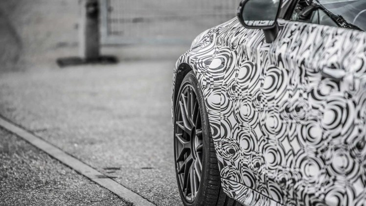 Het is nog hooguit een maand of twee wachten tot de Mercedes-AMG C-klasse Coup zich laat zien op de IAA in Frankfurt, dus is het voor de huistuner uit Affalterbach de hoogste tijd om te gaan teasen.