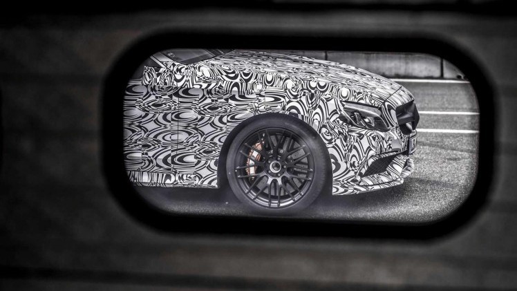 Het is nog hooguit een maand of twee wachten tot de Mercedes-AMG C-klasse Coup zich laat zien op de IAA in Frankfurt, dus is het voor de huistuner uit Affalterbach de hoogste tijd om te gaan teasen.