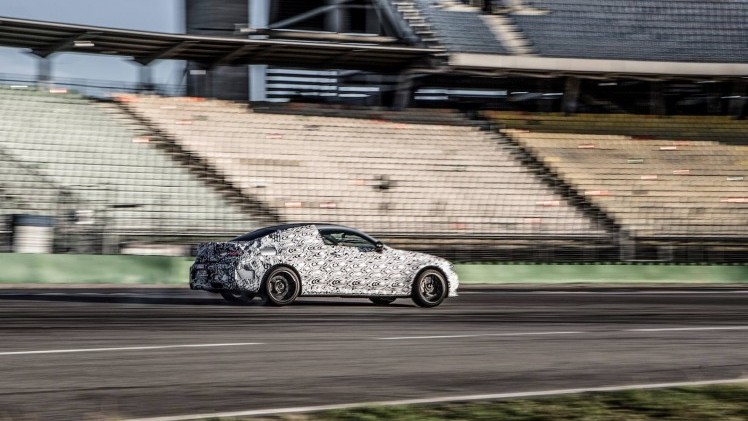 Het is nog hooguit een maand of twee wachten tot de Mercedes-AMG C-klasse Coup zich laat zien op de IAA in Frankfurt, dus is het voor de huistuner uit Affalterbach de hoogste tijd om te gaan teasen.