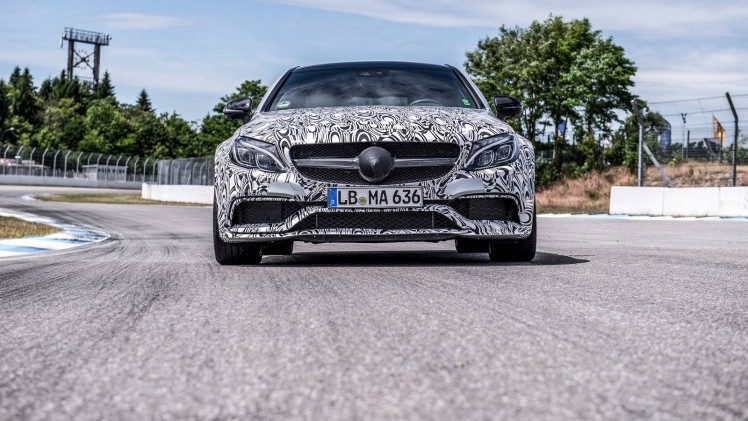 Het is nog hooguit een maand of twee wachten tot de Mercedes-AMG C-klasse Coup zich laat zien op de IAA in Frankfurt, dus is het voor de huistuner uit Affalterbach de hoogste tijd om te gaan teasen.