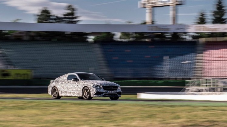 Het is nog hooguit een maand of twee wachten tot de Mercedes-AMG C-klasse Coup zich laat zien op de IAA in Frankfurt, dus is het voor de huistuner uit Affalterbach de hoogste tijd om te gaan teasen.