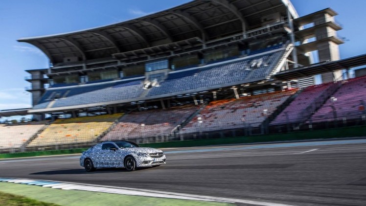 Het is nog hooguit een maand of twee wachten tot de Mercedes-AMG C-klasse Coup zich laat zien op de IAA in Frankfurt, dus is het voor de huistuner uit Affalterbach de hoogste tijd om te gaan teasen.