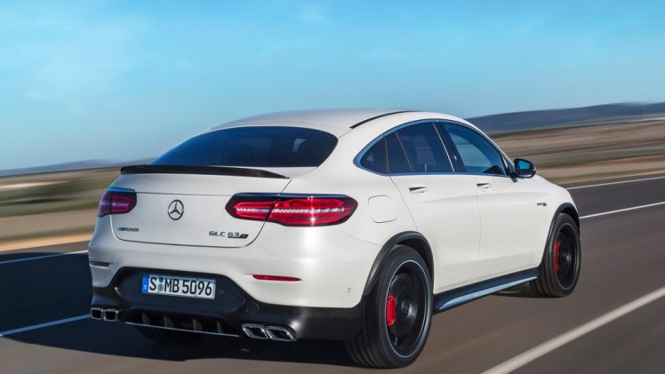 De Mercedes-Benz GLC en GLC Coup krijgen er een sportief broertje bij in de vorm van de AMG-versies van de autos. De SUVs bereiken in slechts 3,8 seconden de 100 km/h.