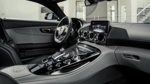 Mercedes-Benz heeft een prijskaartje gehangen aan de AMG GT. De sportieveling komt te koop in twee vermogensvarianten. Ook is voorzien in een speciale Edition 1-uitvoering voor de snelle beslissers.