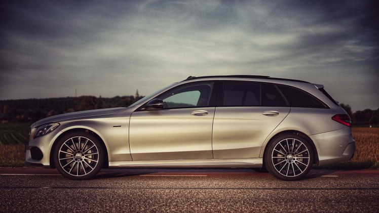 De Mercedes-Benz C 400 4Matic en de C 450 AMG 4Matic maken allebei gebruik van de 3,0 liter V6 met turbo, maar het eindresultaat is compleet verschillend. Wij zochten uit welke je moet hebben.