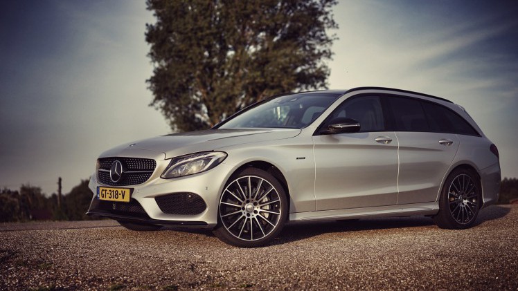 De Mercedes-Benz C 400 4Matic en de C 450 AMG 4Matic maken allebei gebruik van de 3,0 liter V6 met turbo, maar het eindresultaat is compleet verschillend. Wij zochten uit welke je moet hebben.