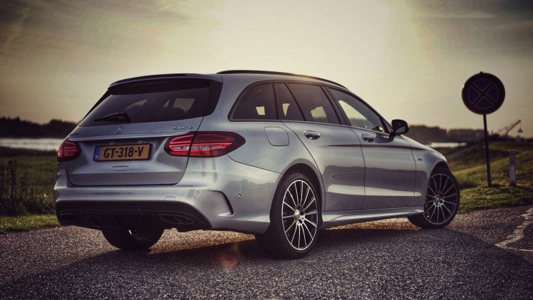 De Mercedes-Benz C 400 4Matic en de C 450 AMG 4Matic maken allebei gebruik van de 3,0 liter V6 met turbo, maar het eindresultaat is compleet verschillend. Wij zochten uit welke je moet hebben.