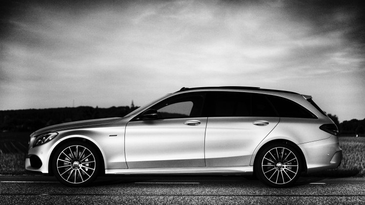 De Mercedes-Benz C 400 4Matic en de C 450 AMG 4Matic maken allebei gebruik van de 3,0 liter V6 met turbo, maar het eindresultaat is compleet verschillend. Wij zochten uit welke je moet hebben.