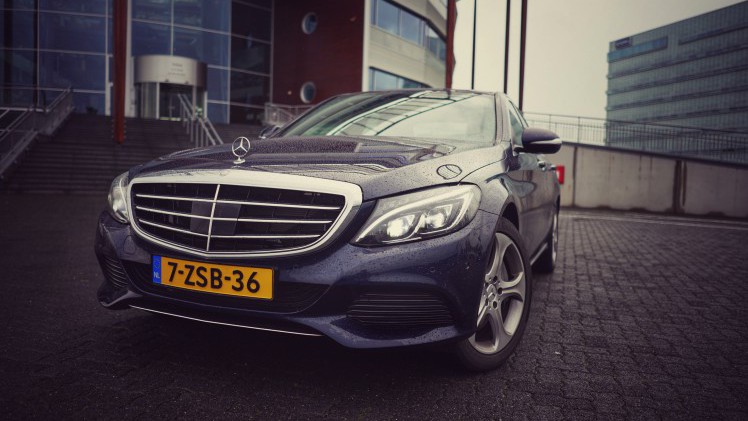 De Mercedes-Benz C 400 4Matic en de C 450 AMG 4Matic maken allebei gebruik van de 3,0 liter V6 met turbo, maar het eindresultaat is compleet verschillend. Wij zochten uit welke je moet hebben.
