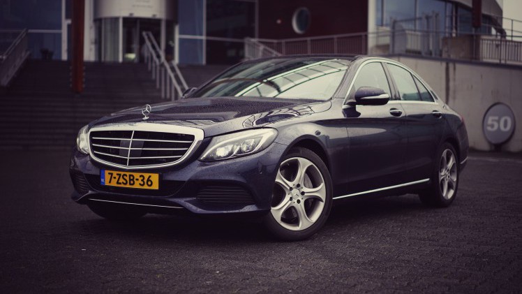 De Mercedes-Benz C 400 4Matic en de C 450 AMG 4Matic maken allebei gebruik van de 3,0 liter V6 met turbo, maar het eindresultaat is compleet verschillend. Wij zochten uit welke je moet hebben.
