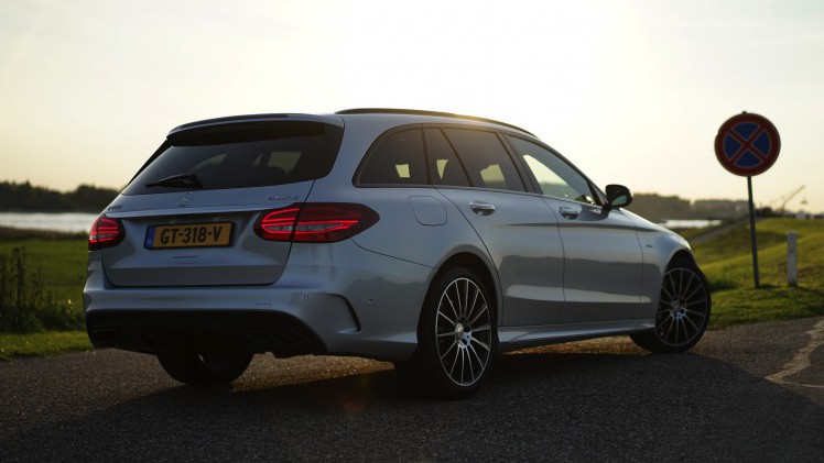 De Mercedes-Benz C 400 4Matic en de C 450 AMG 4Matic maken allebei gebruik van de 3,0 liter V6 met turbo, maar het eindresultaat is compleet verschillend. Wij zochten uit welke je moet hebben.
