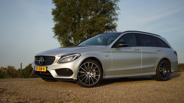 De Mercedes-Benz C 400 4Matic en de C 450 AMG 4Matic maken allebei gebruik van de 3,0 liter V6 met turbo, maar het eindresultaat is compleet verschillend. Wij zochten uit welke je moet hebben.