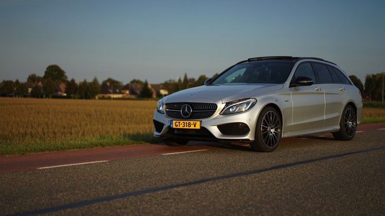 De Mercedes-Benz C 400 4Matic en de C 450 AMG 4Matic maken allebei gebruik van de 3,0 liter V6 met turbo, maar het eindresultaat is compleet verschillend. Wij zochten uit welke je moet hebben.