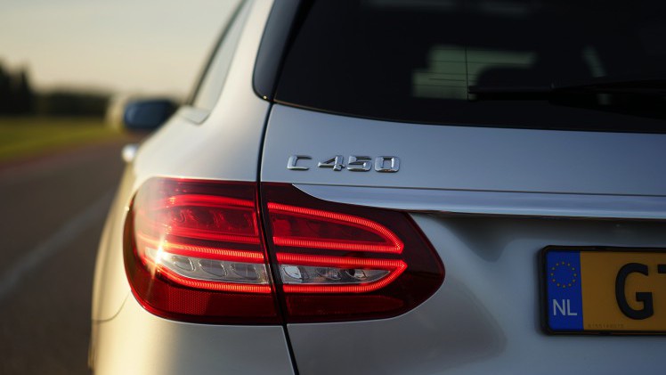 De Mercedes-Benz C 400 4Matic en de C 450 AMG 4Matic maken allebei gebruik van de 3,0 liter V6 met turbo, maar het eindresultaat is compleet verschillend. Wij zochten uit welke je moet hebben.