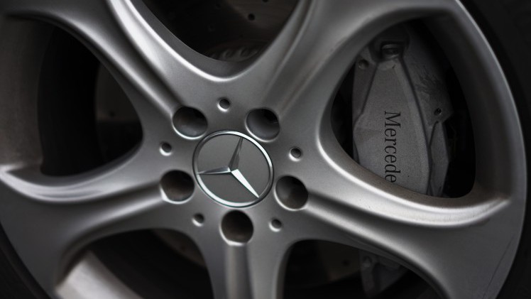 De Mercedes-Benz C 400 4Matic en de C 450 AMG 4Matic maken allebei gebruik van de 3,0 liter V6 met turbo, maar het eindresultaat is compleet verschillend. Wij zochten uit welke je moet hebben.