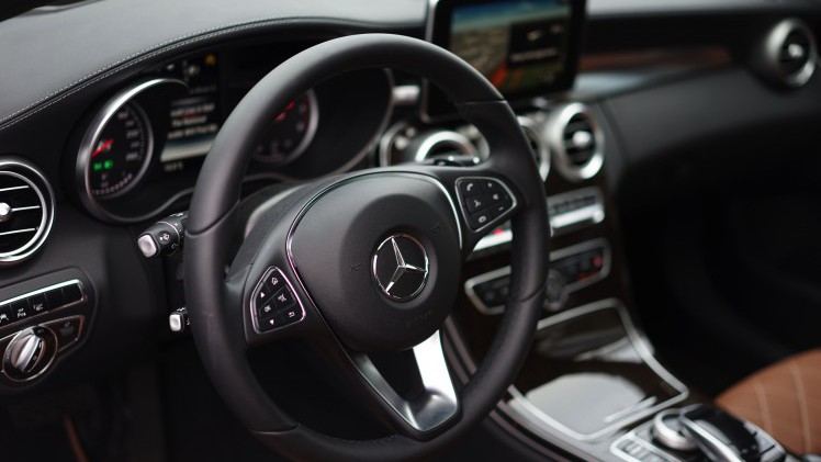 De Mercedes-Benz C 400 4Matic en de C 450 AMG 4Matic maken allebei gebruik van de 3,0 liter V6 met turbo, maar het eindresultaat is compleet verschillend. Wij zochten uit welke je moet hebben.