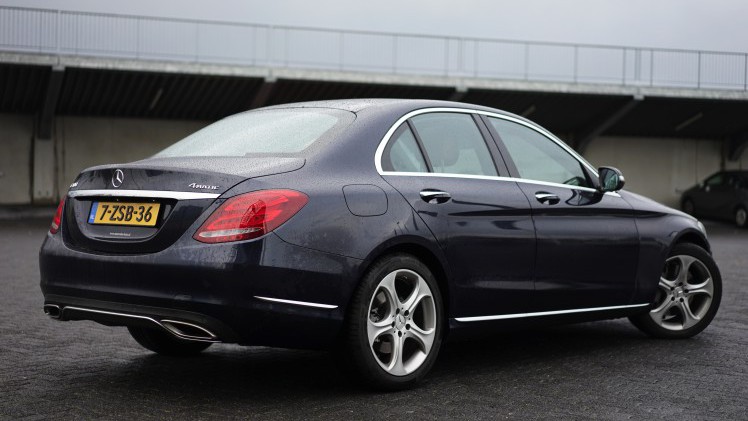 De Mercedes-Benz C 400 4Matic en de C 450 AMG 4Matic maken allebei gebruik van de 3,0 liter V6 met turbo, maar het eindresultaat is compleet verschillend. Wij zochten uit welke je moet hebben.