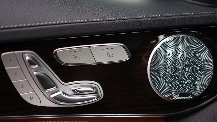 De Mercedes-Benz C 400 4Matic en de C 450 AMG 4Matic maken allebei gebruik van de 3,0 liter V6 met turbo, maar het eindresultaat is compleet verschillend. Wij zochten uit welke je moet hebben.