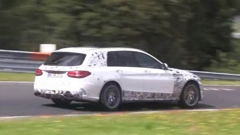 Mercedes-Benz onderwerpt de C63 AMG Estate aan de laatste test op de Nrburgring. Uiteraard is dit schouwspel op video vastgelegd. Kijk en luister vooral naar het geweld van de nieuwe 4.0 liter V8.