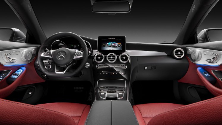 Daar is hij dan, de nieuwe Mercedes-Benz C-Klasse Coup. Hij is zowel langer als breder dan zijn voorganger, maar het meest groeide hij in stijl. Hier lees je alles over de nieuwe Coup uit Stuttgart.