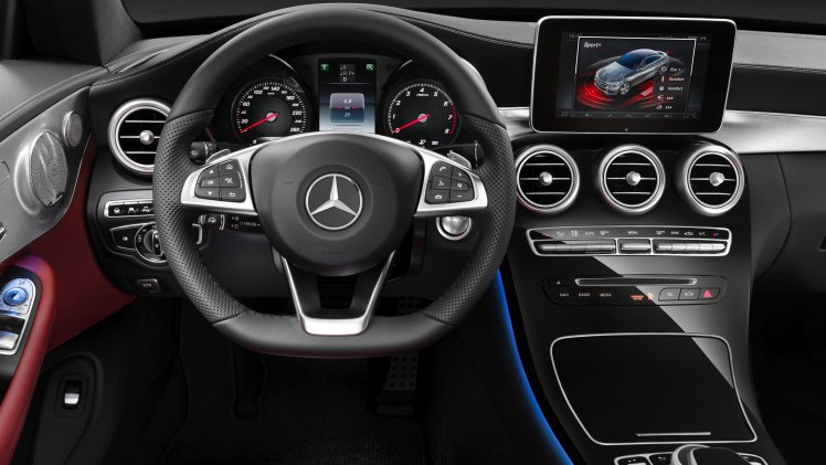 Daar is hij dan, de nieuwe Mercedes-Benz C-Klasse Coup. Hij is zowel langer als breder dan zijn voorganger, maar het meest groeide hij in stijl. Hier lees je alles over de nieuwe Coup uit Stuttgart.